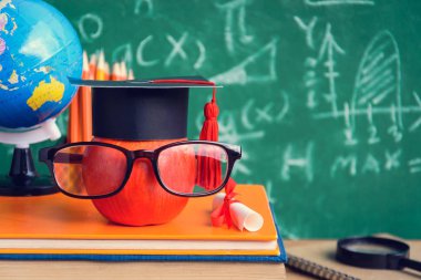 Elma bilgi sembolü ve Danışma Kurulu b ile kalem kitap