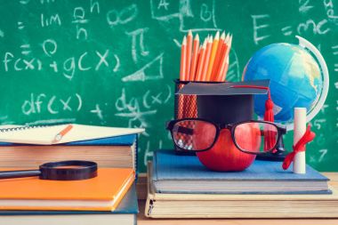 Elma bilgi sembolü ve Danışma Kurulu b ile kalem kitap