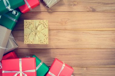 Üstten Görünüm Noel hediye kutusu ahşap masa üzerinde