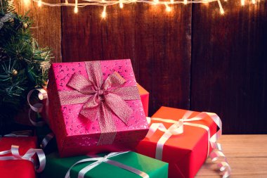 armağan ve toys ahşap kurullarında dekore ışık