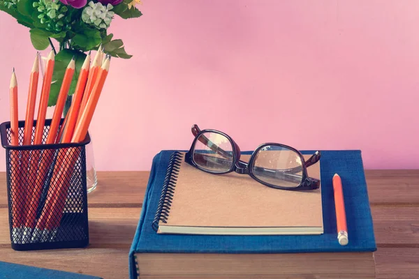 kitap ve kalem kayda göre ahşap masa