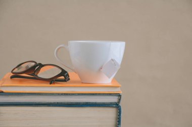 Kitap gözlük ve çay ile çalışma ve eğitim concep masaya