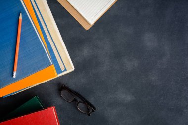 Gözlük rezervasyon yaptırın ve masanın üstünde kalem 