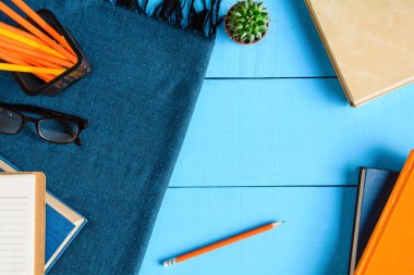 Üstten Görünüm defteri ve kalem kayda göre mavi ahşap masa