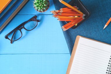 Üstten Görünüm defteri ve kalem kayda göre mavi ahşap masa