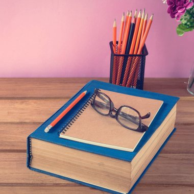 kitap ve kalem kayda göre ahşap masa