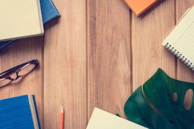 Üstten Görünüm defteri ve kalem kayda göre ahşap masa