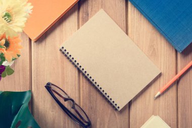 Üstten Görünüm defteri ve kalem kayda göre ahşap masa