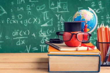 Elma bilgi sembolü ve Danışma Kurulu b ile kalem kitap