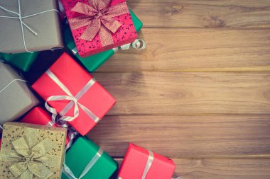 Üstten Görünüm Noel hediye kutusu ahşap masa üzerinde