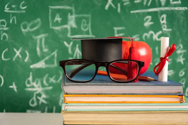 Apple Knowledge Symbol et Pencil Books sur le bureau — Photo