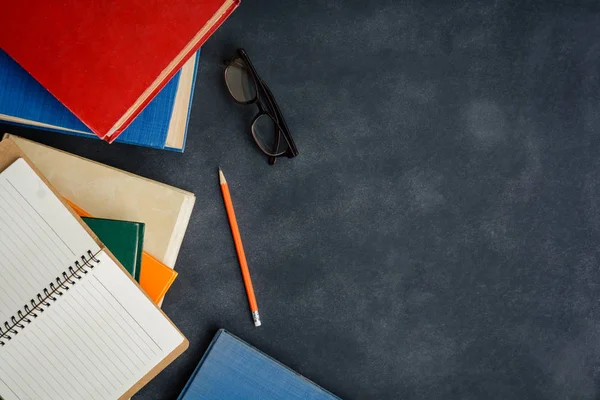 Книжкові окуляри та олівець на столі — стокове фото