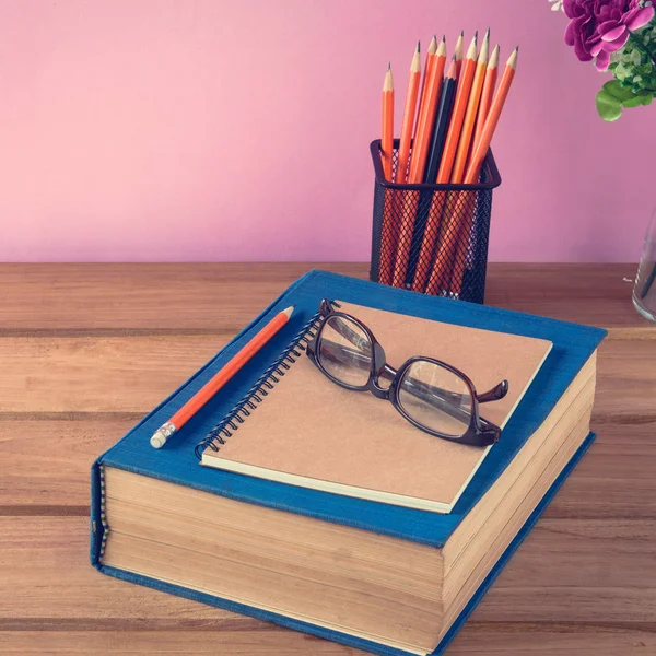 Книжкова та олівець нота на дерев'яному столі — стокове фото