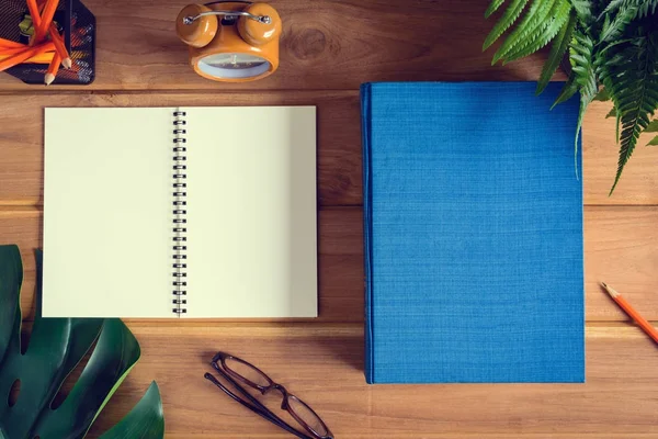 Ovanifrån boken och pennan Obs på trä bord — Stockfoto