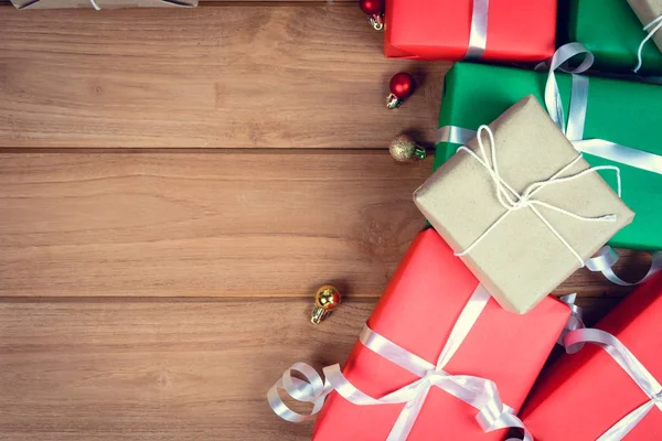 Üstten Görünüm Noel hediye kutusu ahşap masa üzerinde — Stok fotoğraf
