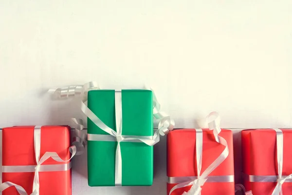 Üstten Görünüm Noel hediye kutusu ahşap masa üzerinde — Stok fotoğraf