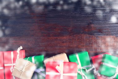 Üstten Görünüm Noel hediye kutusu ahşap masa üzerinde