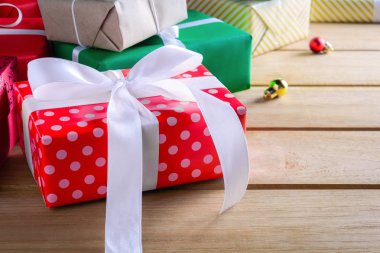 Hediye kutusu mevcut ahşap bir masa üzerinde Noel ile 