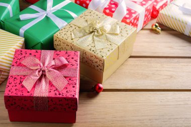 Hediye kutusu mevcut ahşap bir masa üzerinde Noel ile 