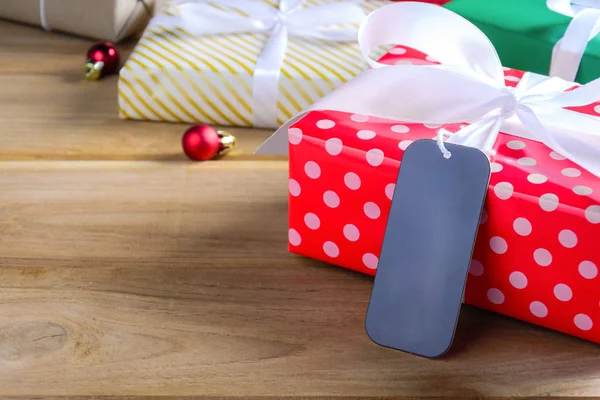 Geschenk-Box auf einem Holztisch mit Weihnachten — Stockfoto