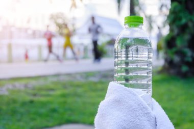 Exerci çalışan Resepsiyon üzerine beyaz kumaş ve plastik su şişesi