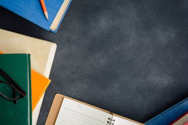 Gözlük rezervasyon yaptırın ve masanın üstünde kalem 