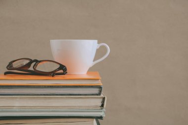 Kitap gözlük ve çay ile çalışma ve eğitim concep masaya