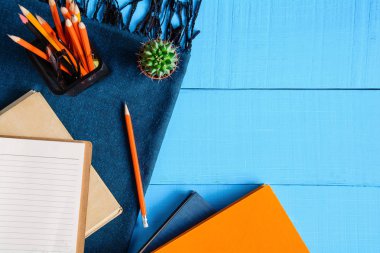 Üstten Görünüm defteri ve kalem kayda göre mavi ahşap masa