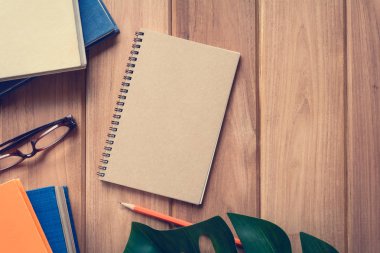 Üstten Görünüm defteri ve kalem kayda göre ahşap masa