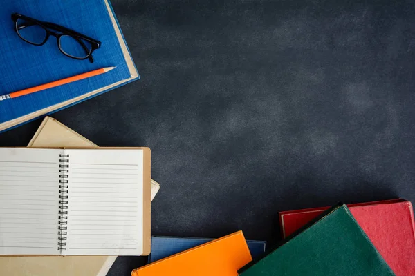 Gözlük rezervasyon yaptırın ve masanın üstünde kalem 