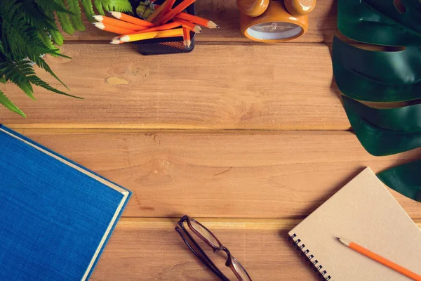 Üstten Görünüm defteri ve kalem kayda göre ahşap masa