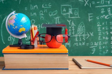 Elma bilgi sembolü ve Danışma Kurulu b ile kalem kitap