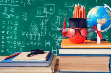 Elma bilgi sembolü ve Danışma Kurulu b ile kalem kitap