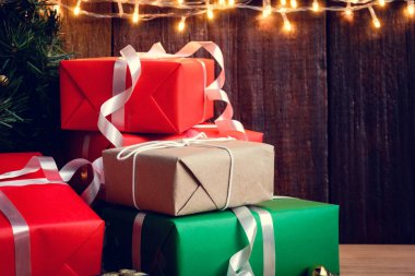 armağan ve toys ahşap kurullarında dekore ışık