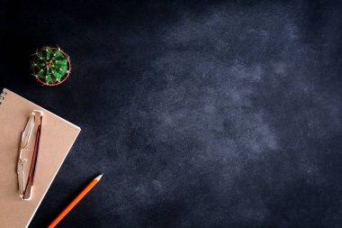 Üstten Görünüm defter ve kalem gözlük masanın üstüne