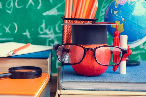 Elma bilgi sembolü ve Danışma Kurulu b ile kalem kitap