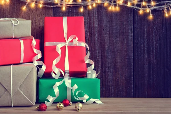 armağan ve toys ahşap kurullarında dekore ışık