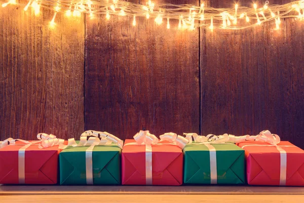 armağan ve toys ahşap kurullarında dekore ışık