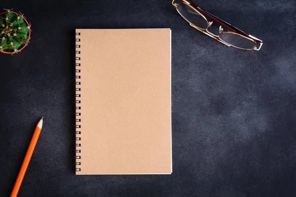 Üstten Görünüm defter ve kalem gözlük masanın üstüne