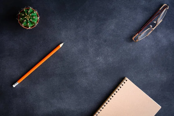 Üstten Görünüm defter ve kalem gözlük masanın üstüne