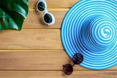 Üstten Görünüm mavi şapka ve güneş gözlüğü ahşap bir masa üzerinde 