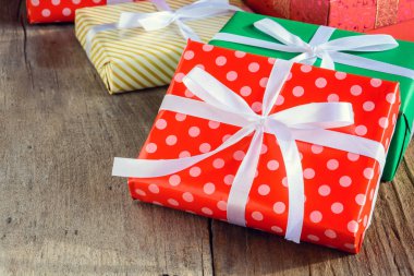 Hediye kutusu mevcut ve ahşap bir masaya süsleyin 