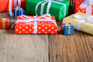 Hediye kutusu mevcut ve ahşap bir masaya süsleyin 