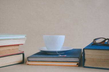 Kitap gözlük ve çay ile çalışma ve eğitim concep masaya