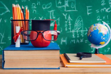 Elma bilgi sembolü ve Danışma Kurulu b ile kalem kitap