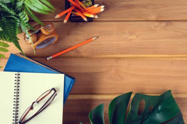 Üstten Görünüm defteri ve kalem kayda göre ahşap masa