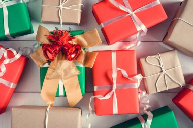 Üstten Görünüm Noel hediye kutusu ahşap masa üzerinde