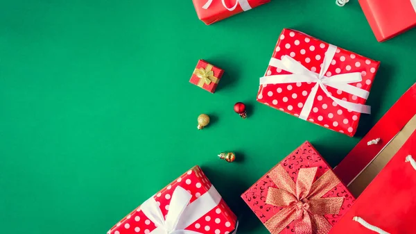 Geschenkboxen in Tüte und Einkaufszentrum auf dem grünen Tisch — Stockfoto