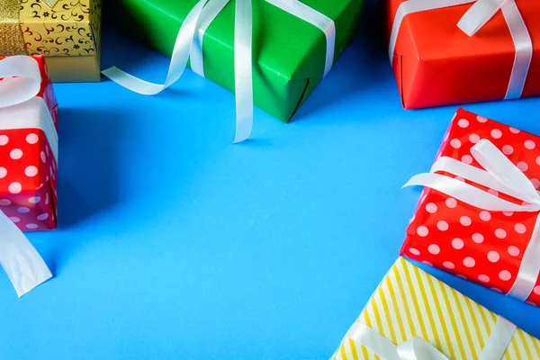 Attrappe weißer Textetiketten und Geschenkboxen auf dem Holztisch — Stockfoto