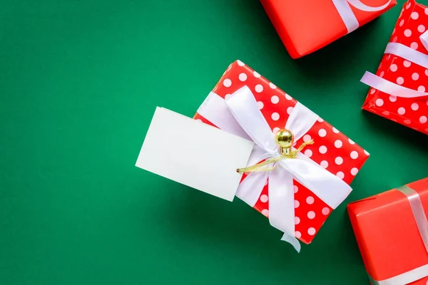 Mock up weißen Text-Etikett und Geschenkboxen auf dem grünen ta — Stockfoto